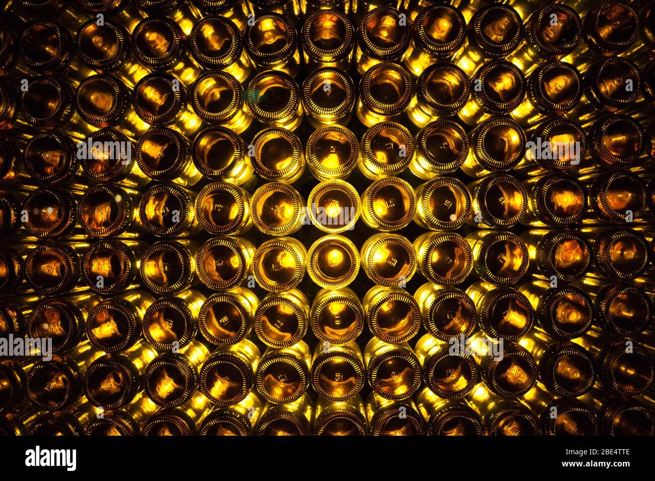 bottiglie di vetro con luce gialla Foto Stock