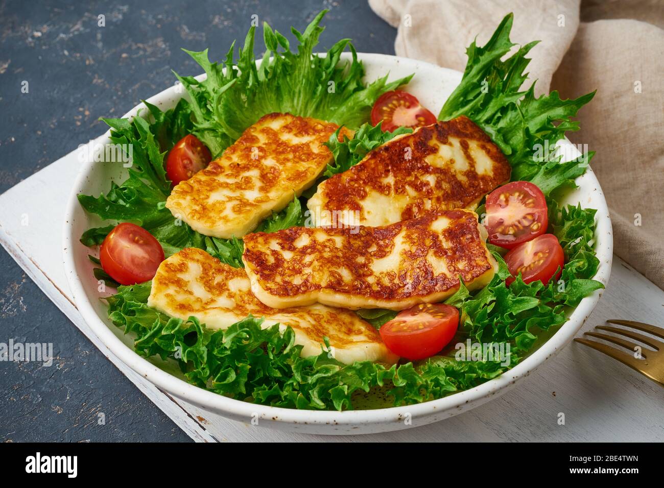 Insalata sana con allumi fritti e pomodori, primo piano, dieta keto-ketogena Foto Stock