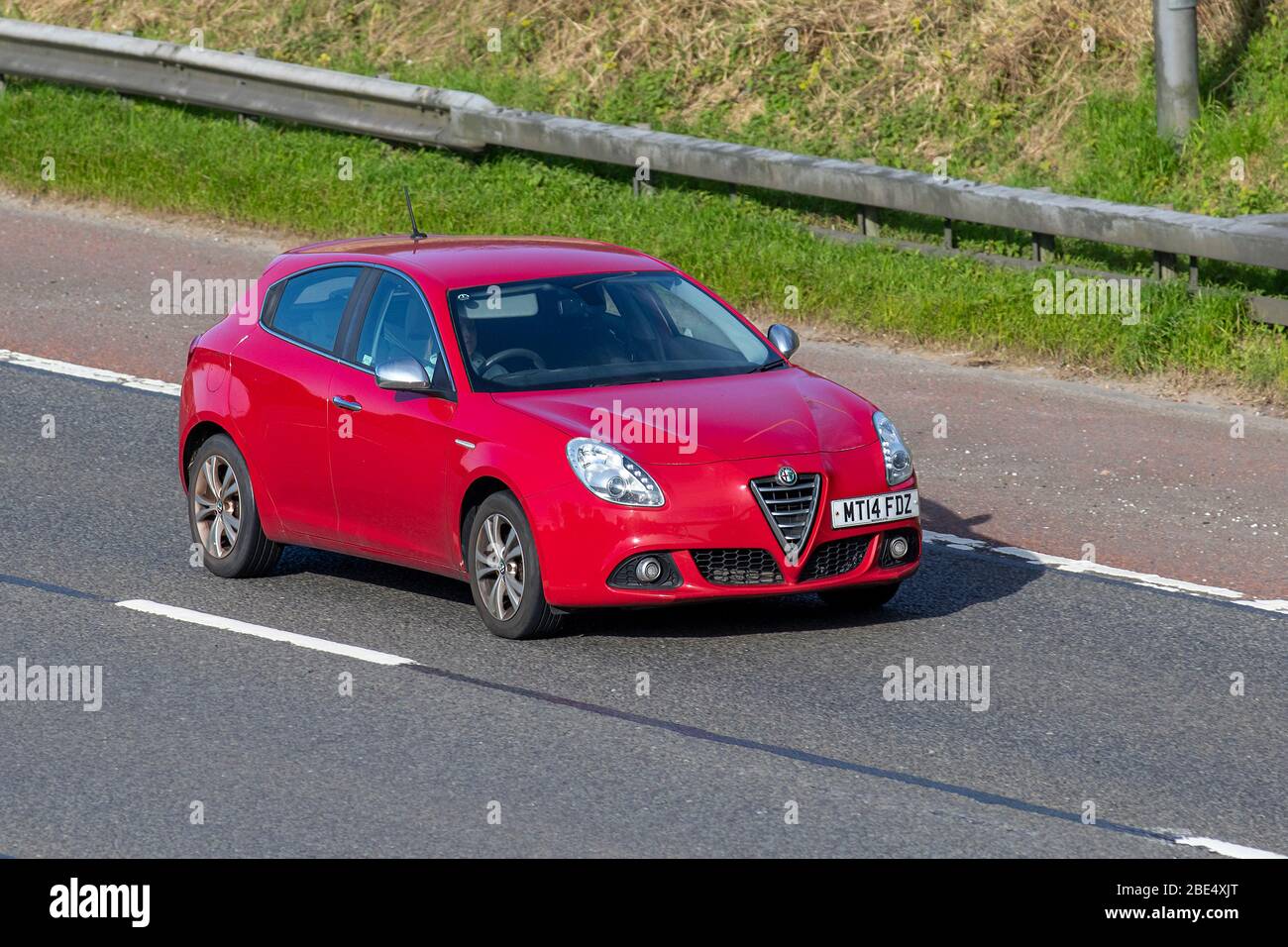 2014 rosso Alfa Romeo Giulietta distintive TB; veicoli veicolari in movimento, veicoli in circolazione su strade britanniche, motori, motorizzazione sulla autostrada M6 Foto Stock