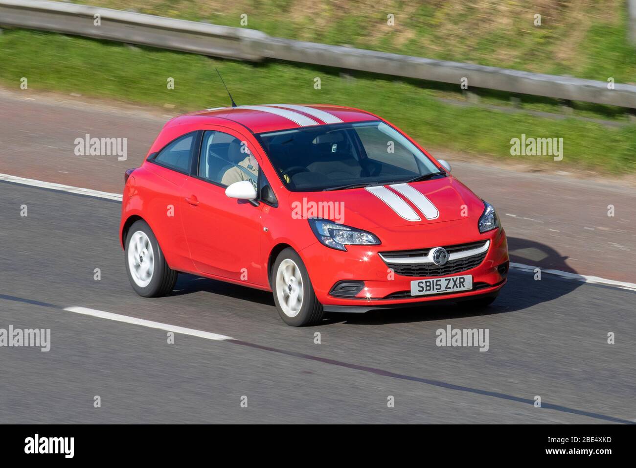 2005 rosso Vauxhall corsa Sting; veicoli veicolari in movimento, veicolo guida su strade britanniche, motori, motorizzazione sulla M6 autostrada Foto Stock