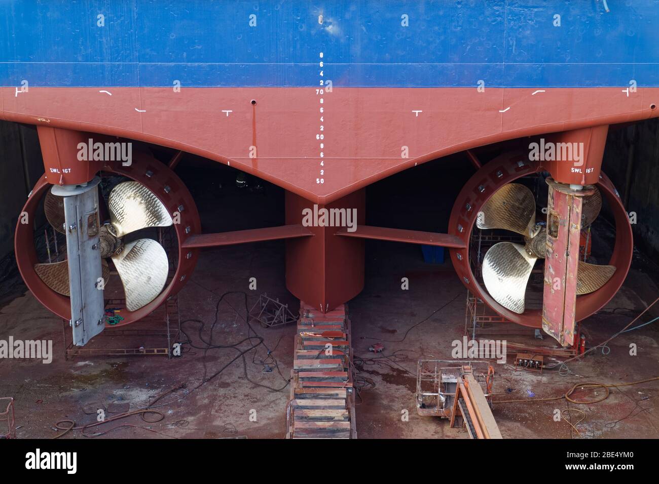 Guardando verso il basso la poppa di un'imbarcazione in Dry Dock con le lame appena lucidate dei proponenti, e la recente vernice anti-incrostazione. Foto Stock