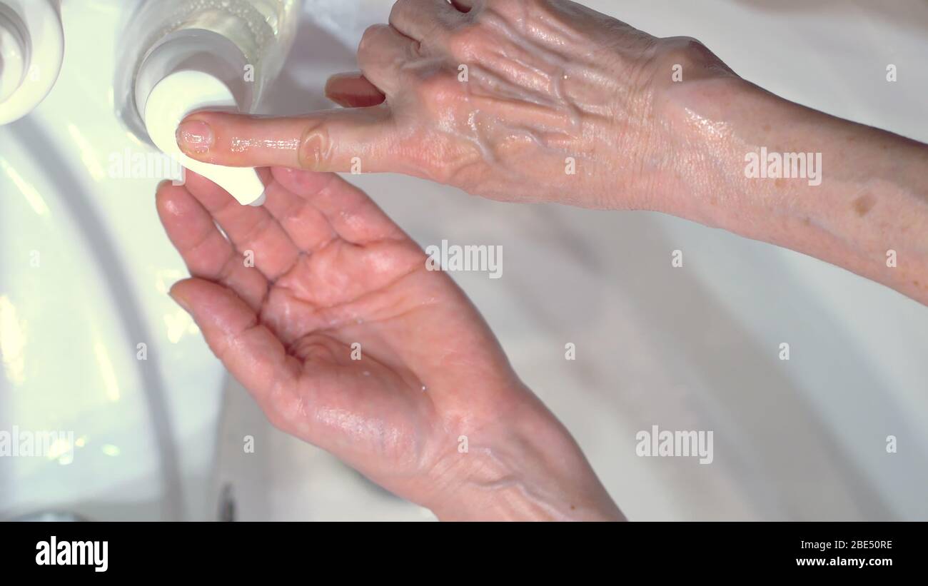 La giusta tecnica per una buona igiene delle mani per proteggersi dai germi e dal coronavirus Covid19. Sporcamento prolungato, sfregamento e lavaggio delle mani con acqua. Vista ravvicinata. Foto Stock