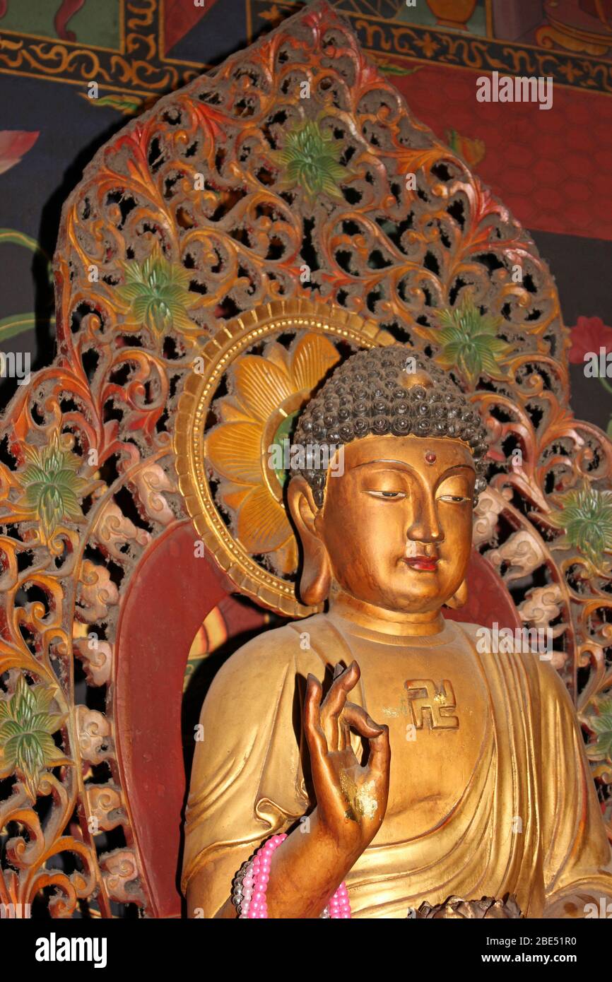 Buddha Figure con Swastika sul torace al Tempio Buddista Cinese, Wat Phanan Choeng, Ayutthaya, Thailandia Foto Stock