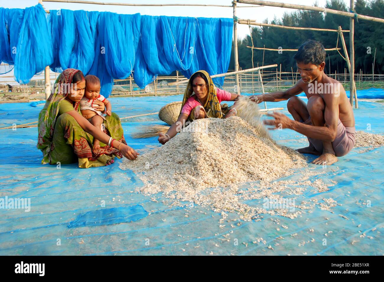 madre e bambino e famiglia sul mare vicino a sud 24 pargana ovest bengala india Foto Stock