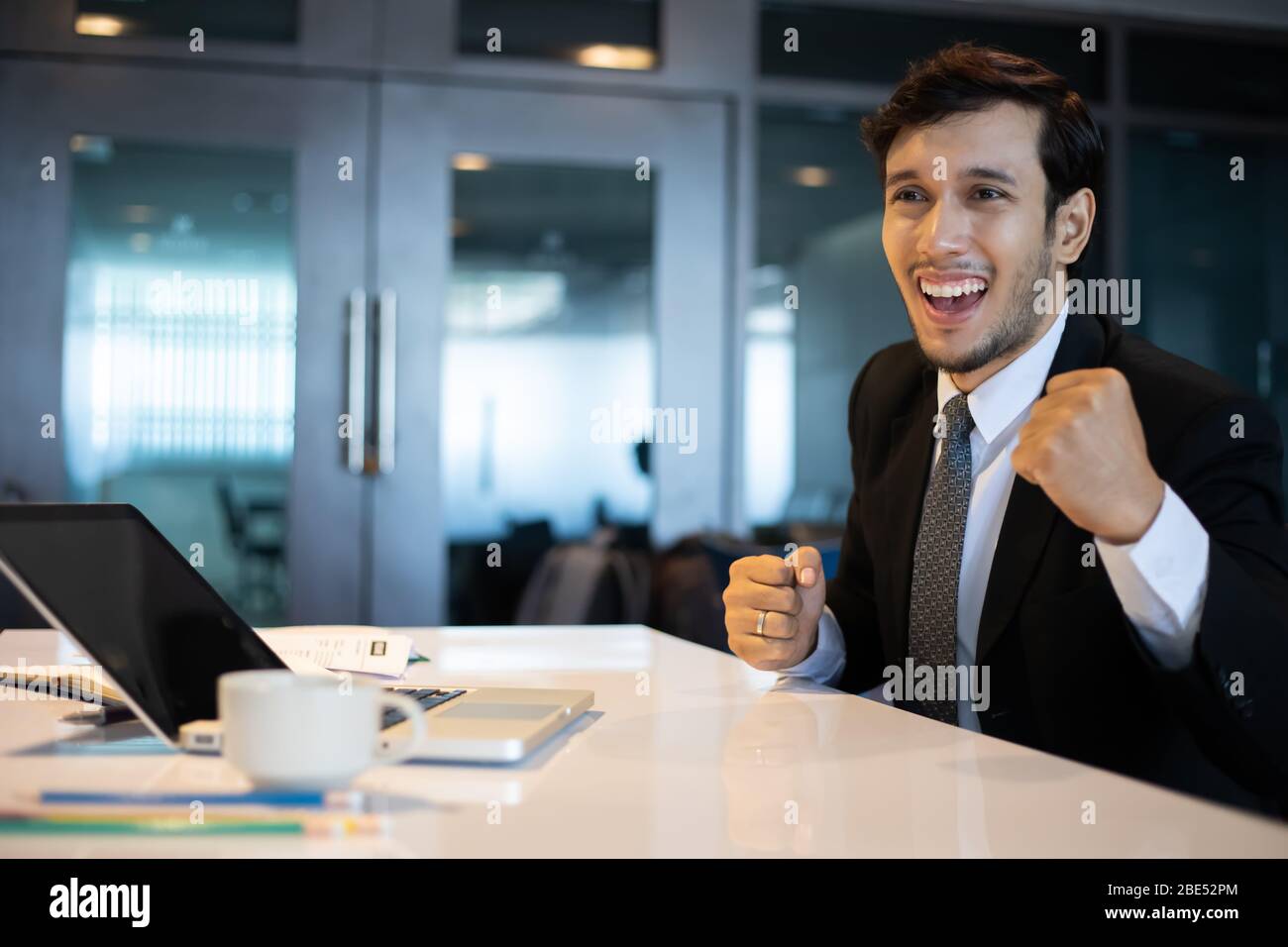 Gli imprenditori asiatici il successo e il concetto vincente - happy team con alzata fino a mani celebra la conquista e realizzazioni Foto Stock