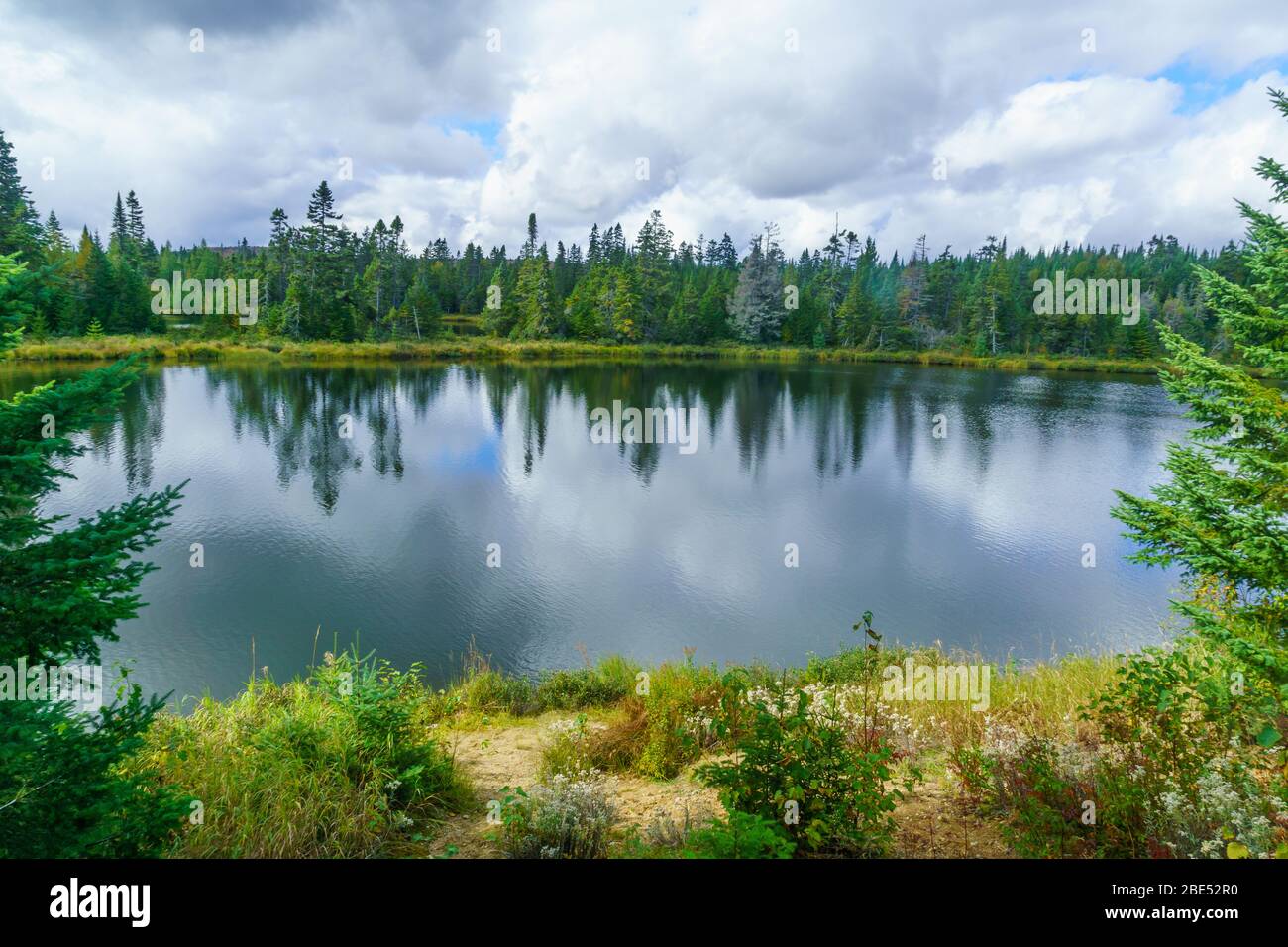 Vista del Lac-des-Dix-Milles lago a Mont Tremblant National Park, Quebec, Canada Foto Stock