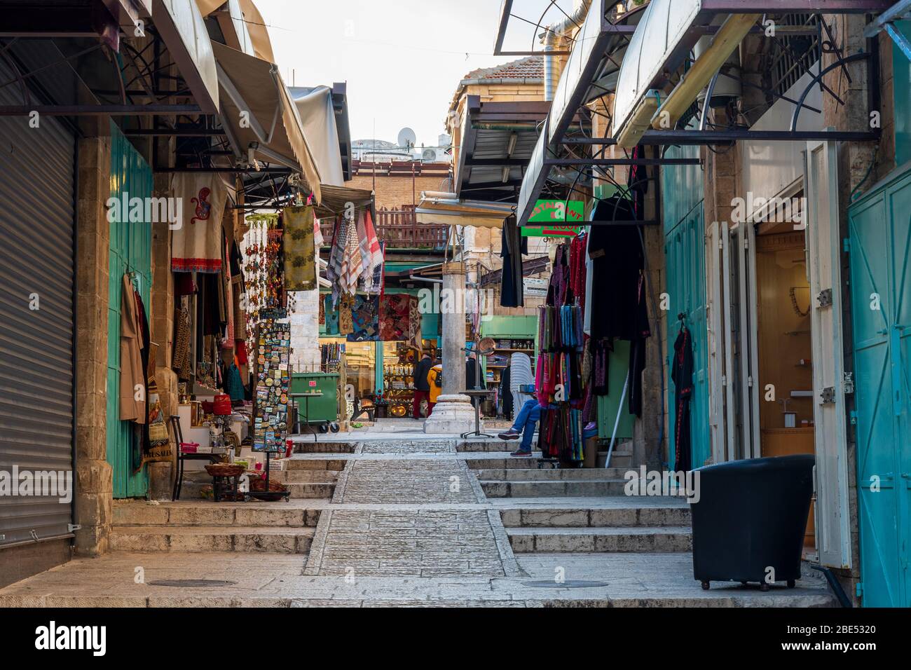 Negozi tradizionali nelle strade di Gerusalemme Foto Stock