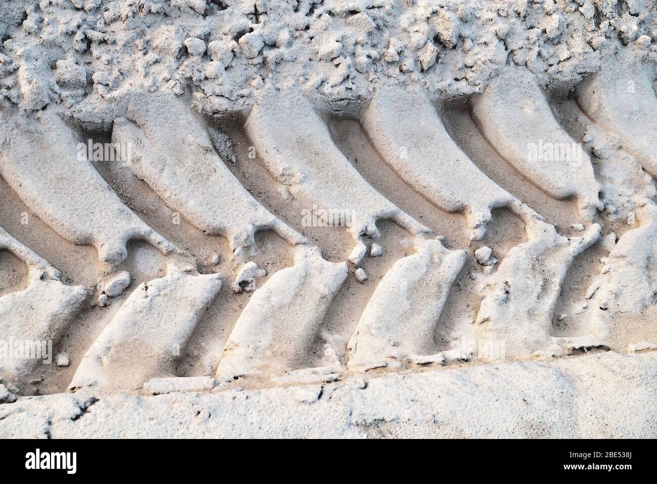 pneumatici grandi sulla sabbia, primo piano pista Foto Stock