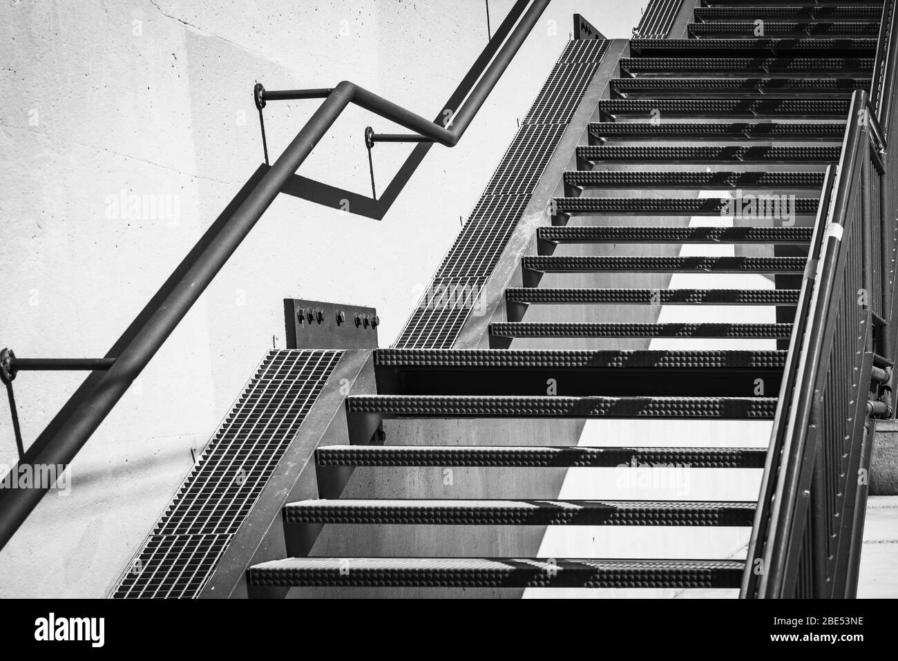 Scale esterne in metallo in bianco e nero Foto Stock