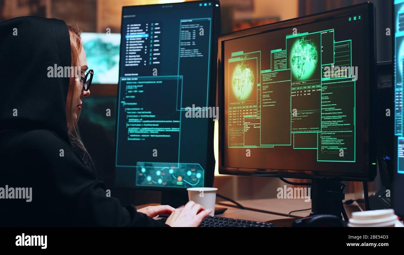 Ragazza hacker seduto al suo super computer per i cyber crimini utilizzando un malware pericoloso. Foto Stock