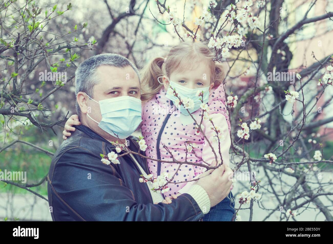 Figlia e papà indossano maschere per strada. Virus pandemico. Foto Stock