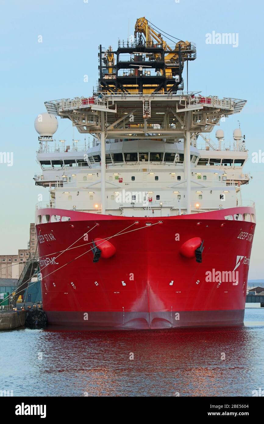 Nave offshore polivalente Deep Star (TechnicFMC) attraccata al porto di Leith, Edimburgo, Scozia, Regno Unito Foto Stock