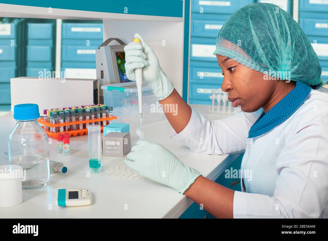 Ricerca guasti dei test degli acidi nucleici. Scienziato africano, assistente tecnico o laureato in camice da laboratorio, cappello protettivo e guanti ottimizza i test PCR Foto Stock