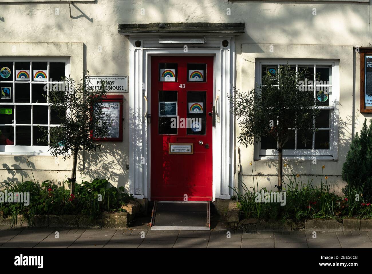12 aprile 2020 Oxford, Oxfordshire, Regno Unito. Strade deserte in una domenica di Pasqua soleggiata, e tutte le chiese sono chiuse. Il fine settimana di Pasqua è molto importante nel calendario cristiano, e segna la fine della terza settimana di blocco imposto per combattere la diffusione della pandemia coronavirus. NELLA FOTO: The Friends Meeting House, St Giles, Oxford Credit Bridget Catterall/ Alamy Live News Foto Stock