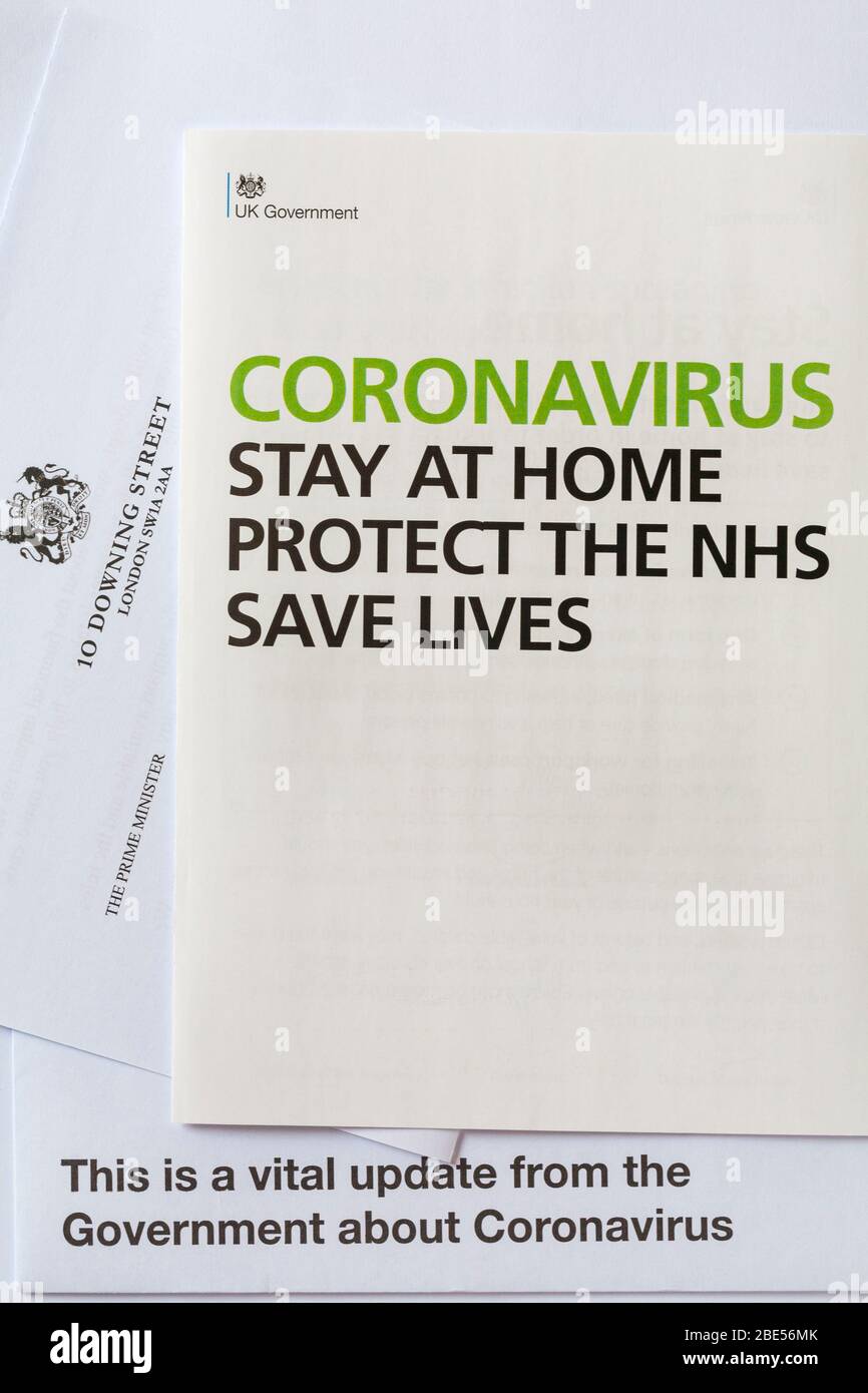 Coronavirus Stay at Home Proteggi il foglio illustrativo di NHS Save Lives che accompagna la lettera del governo britannico, Boris Johnson a tutte le famiglie del Regno Unito Foto Stock