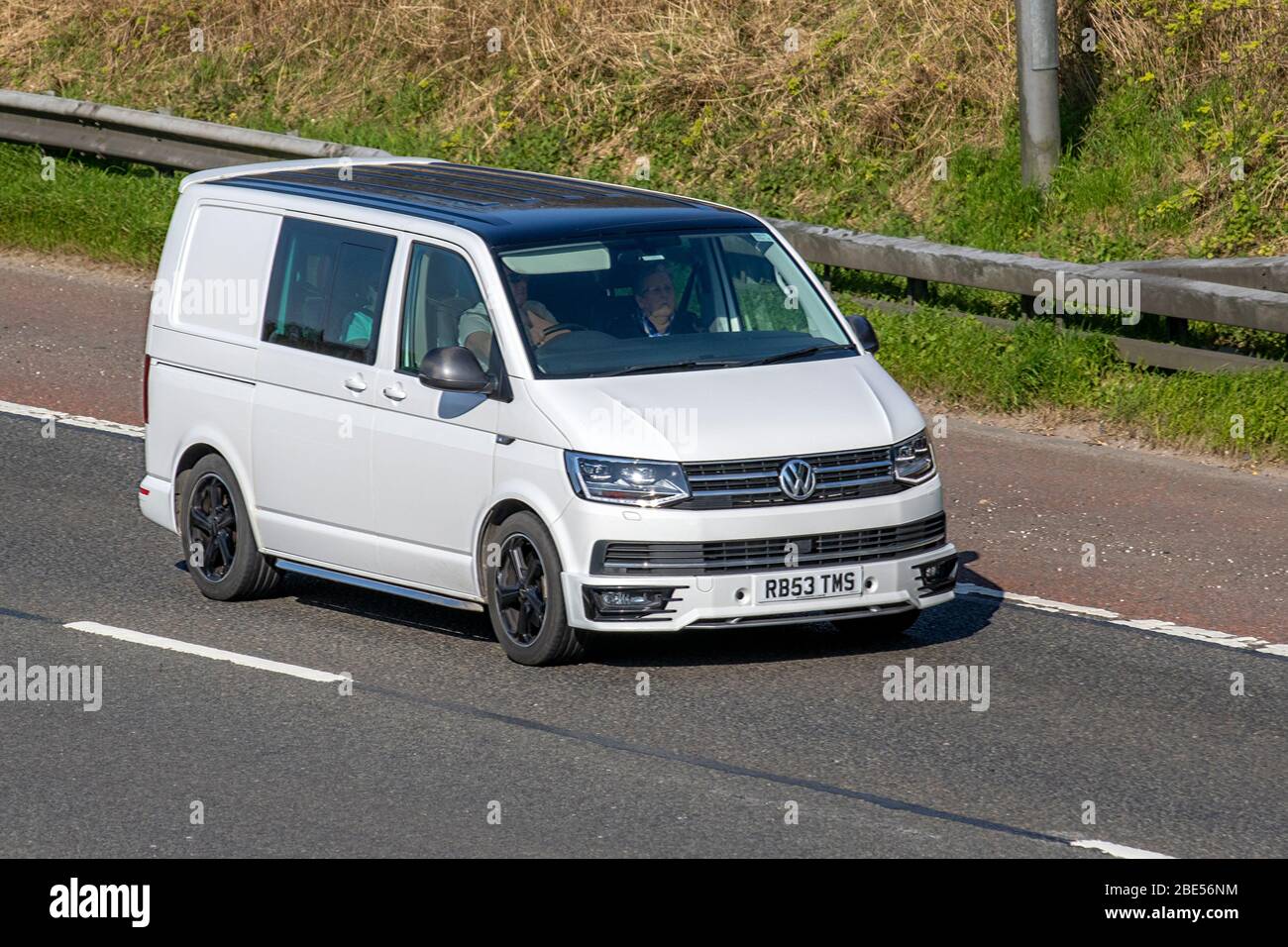 2018 furgone bianco VW Volkswagen Transporter Sportline 2.0 BiTDI T32 BlueMotion Tech Sportline Crew Van DSG; TDI B veicoli in movimento veicolare, veicoli in movimento su strade del Regno Unito, motori, motori in autostrada M6 Foto Stock