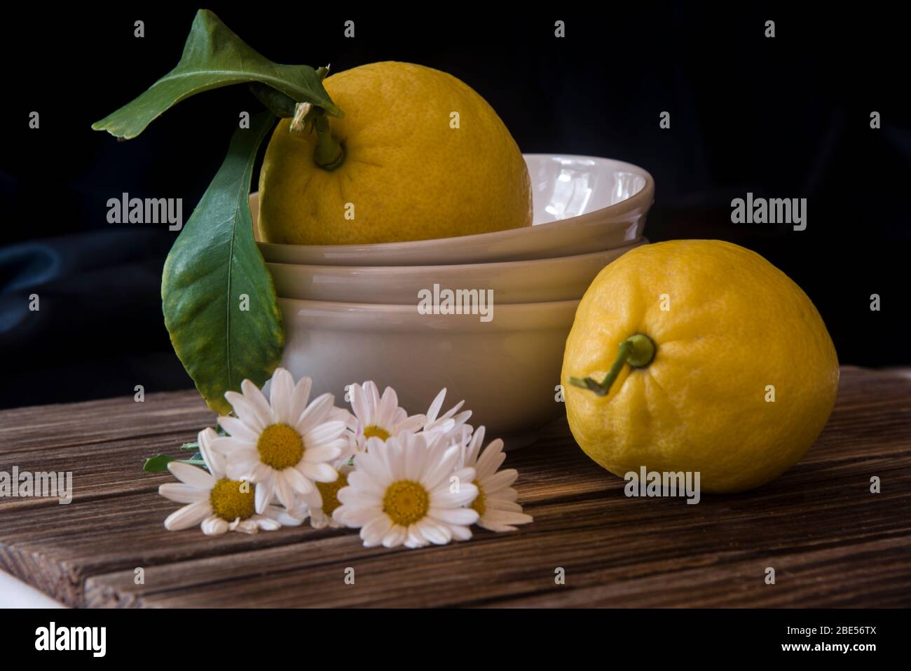 ancora vita con vetro, limoni e ciotole Foto Stock