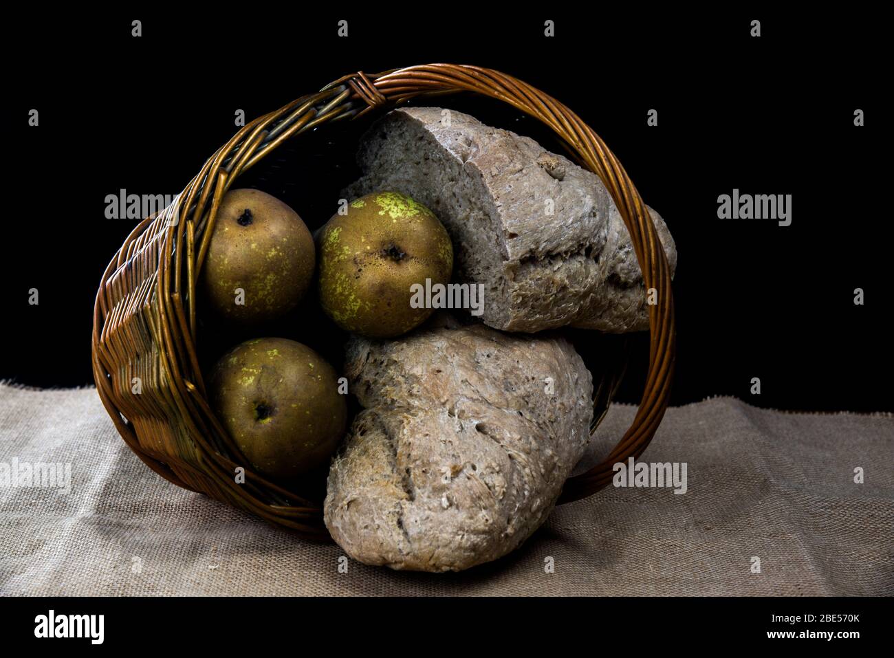 ancora vita con pane e cesto Foto Stock