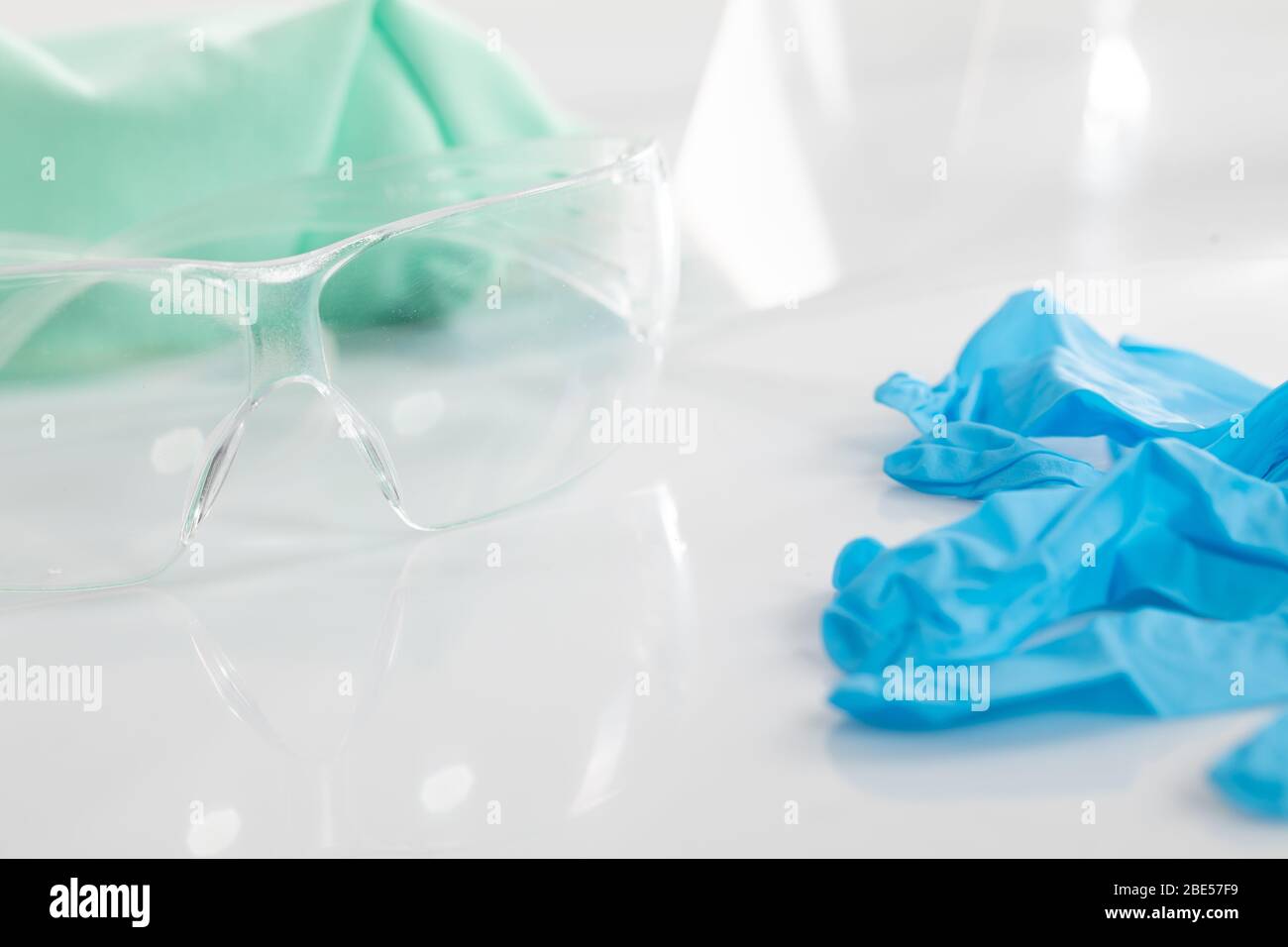 Gli occhiali e la maschera protettiva aumentano la sicurezza durante vari esperimenti nel laboratorio delle malattie infettive. Foto Stock