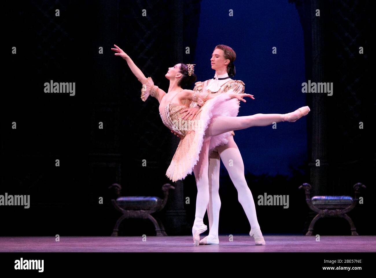 Tamara Rojo (Principessa Aurora), Vadim Muntagirov (Principe desiderio) nella BELLEZZA DEL SONNO presentato dal Balletto Nazionale Inglese in 2012 musica: Coreografia Tchaikovsky: MacMillan dopo Petipa Set design: Peter Farmer Costumi: Nicholas Georgiadis Foto Stock