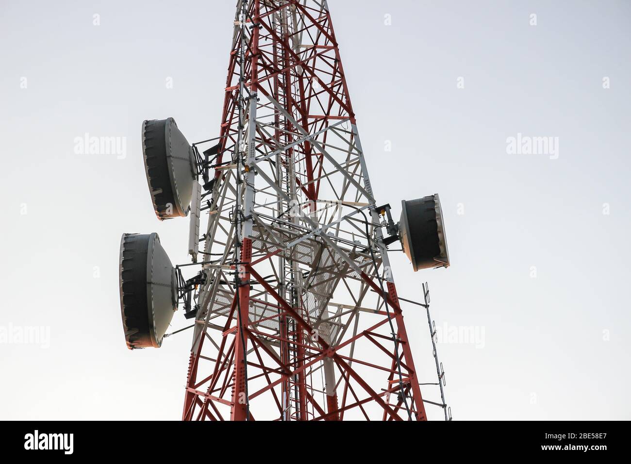 Stazione base cellulare o stazione base transceiver. Torre di telecomunicazione. Trasmettitore antenna per comunicazione wireless. Sito cellulare 3G, 4G e 5G. Foto Stock