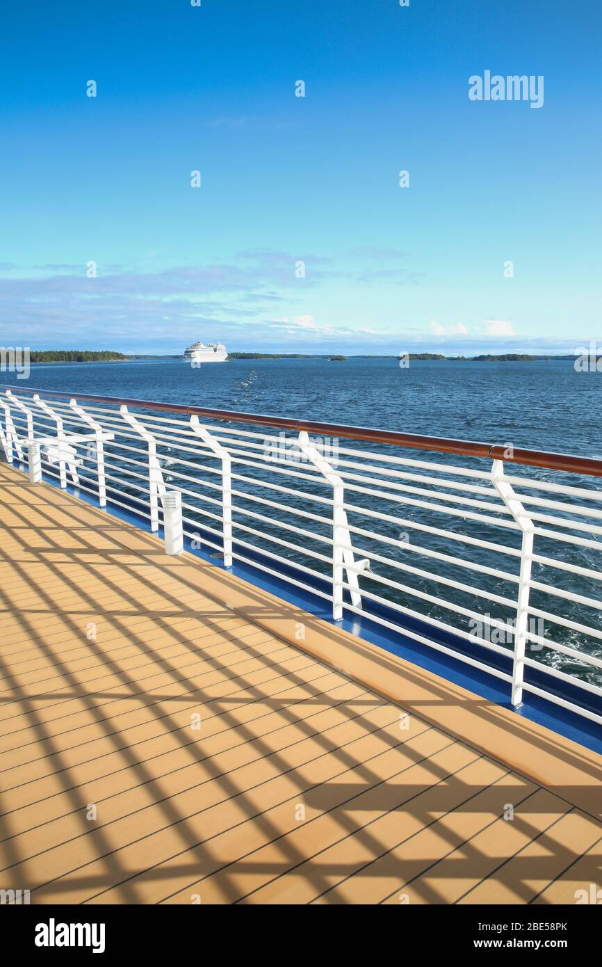 Tramonto dal ponte di una nave da crociera attraverso l'oceano, navigando nel Mar Baltico. Foto Stock