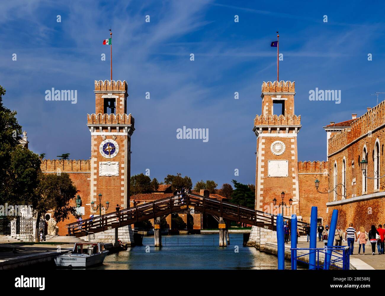 Porta ornamentale e torre edificio Arsenale a Venezia. Foto Stock