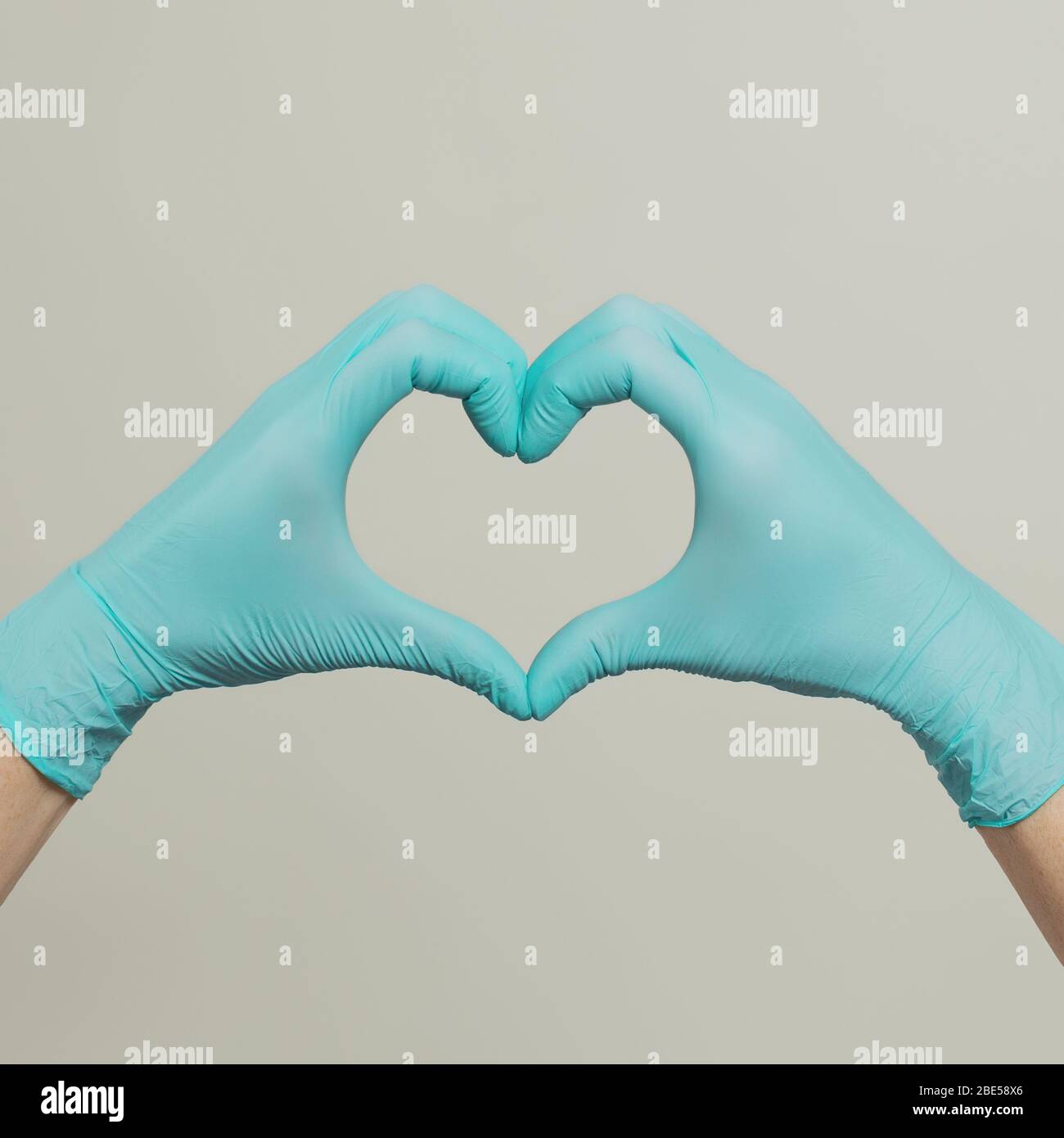 Cuore fatto di guanti blu per uso medico. Stile di vita sano, negozio medico, farmacia, ambulanza e medicina concetto Foto Stock