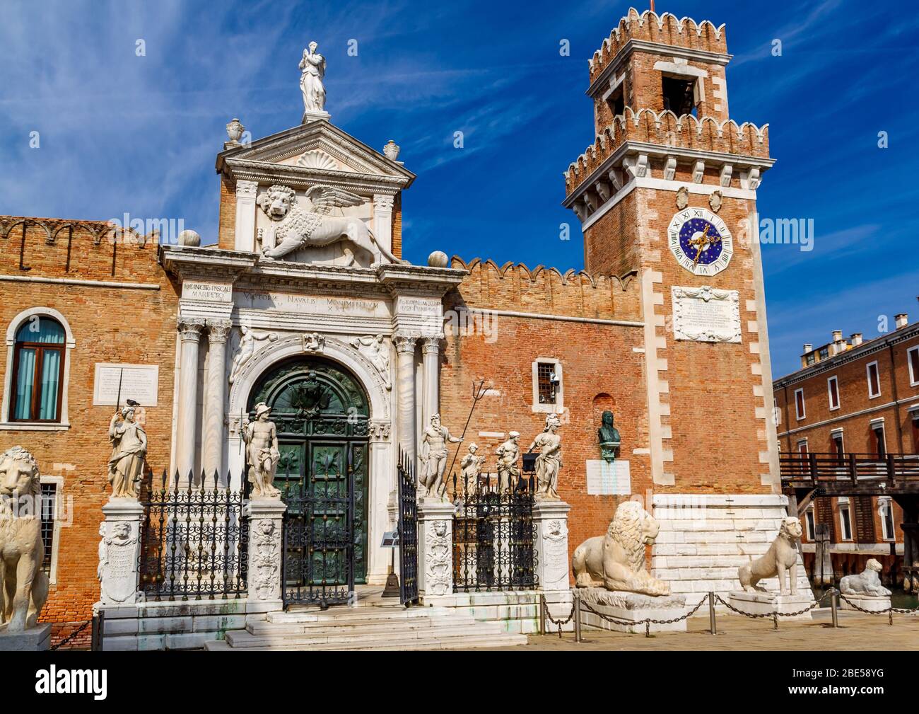 Porta ornamentale e torre edificio Arsenale a Venezia. Foto Stock