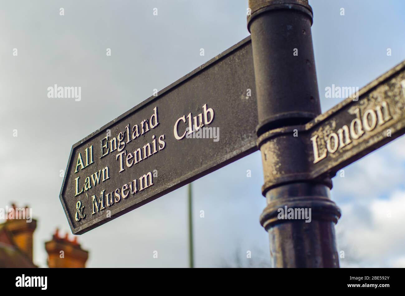 LONDRA - MARZO, 2018: Cartello direzionale per il famosissimo All England Lawn Tennis Club and Museum, la casa del Tennis in Inghilterra e l'annuale Cham Foto Stock