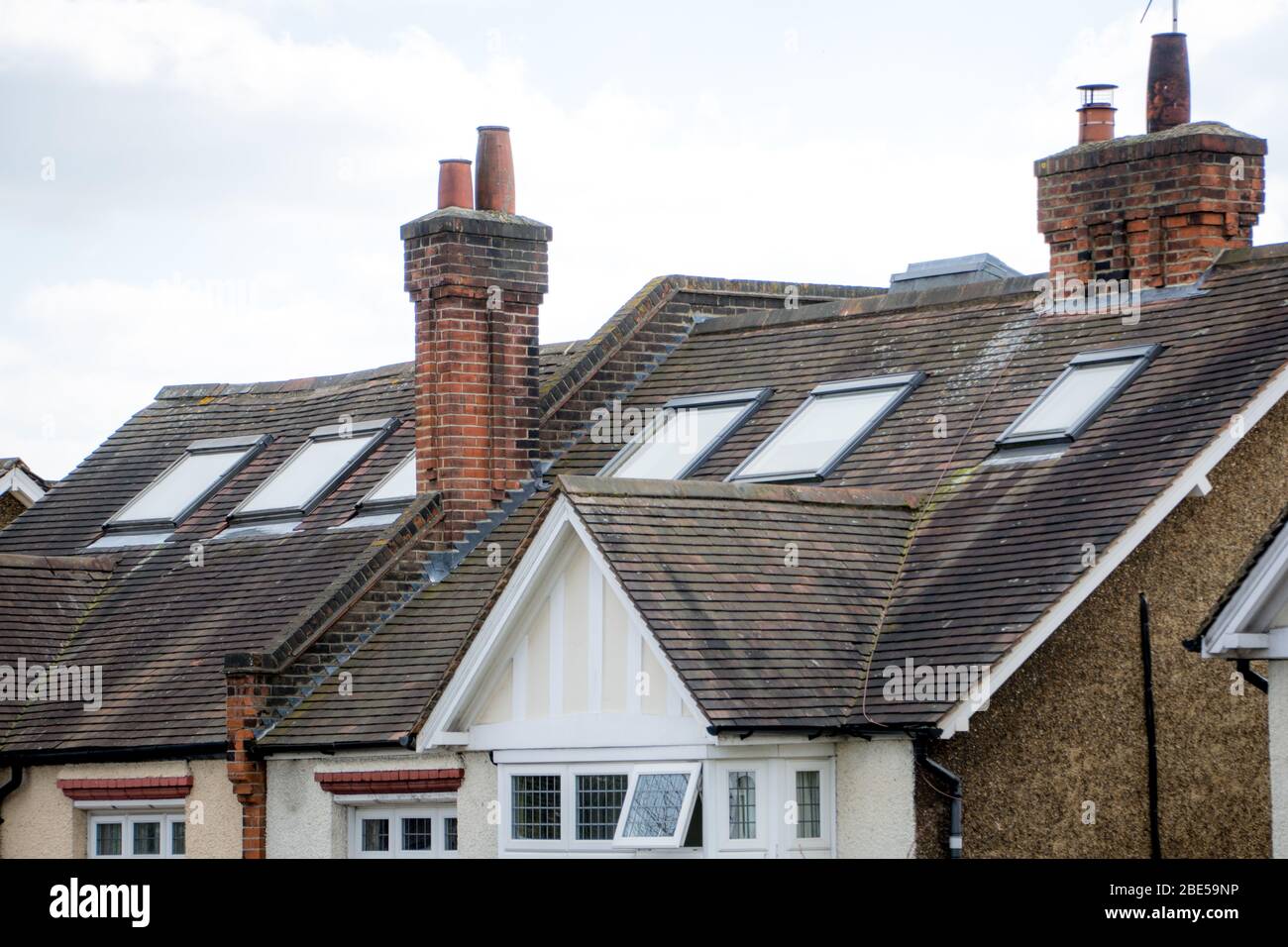Case residenziali a Londra con conversioni del tetto, un modo sempre più popolare per gli sviluppatori di creare spazio aggiuntivo all'interno di una proprietà. Foto Stock
