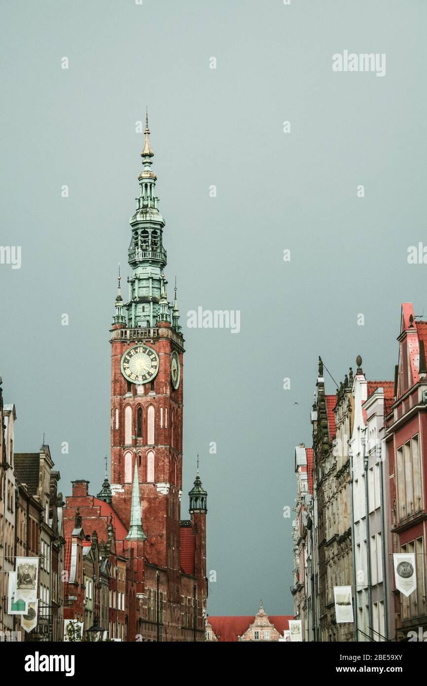 GDANSK, POLONIA - 10 GIUGNO 2009: Torre dell'orologio del municipio di Gdansk, chiamata anche ratusz glownego miasta, un importante punto di riferimento della capitale di Pomer Foto Stock