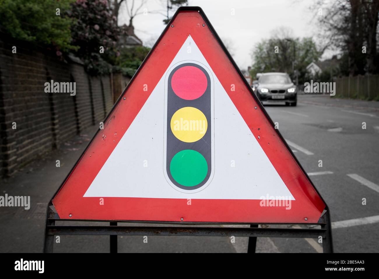 Segnale di avvertimento britannico ai semafori che indica i lavori stradali e i semafori che precedono Foto Stock