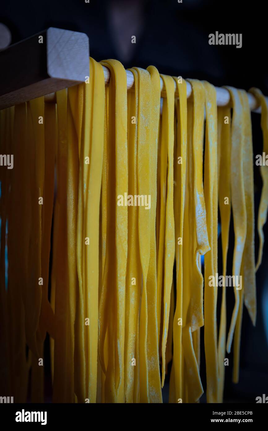 Pasta italiana fatta in casa: Tagliatelle Foto Stock
