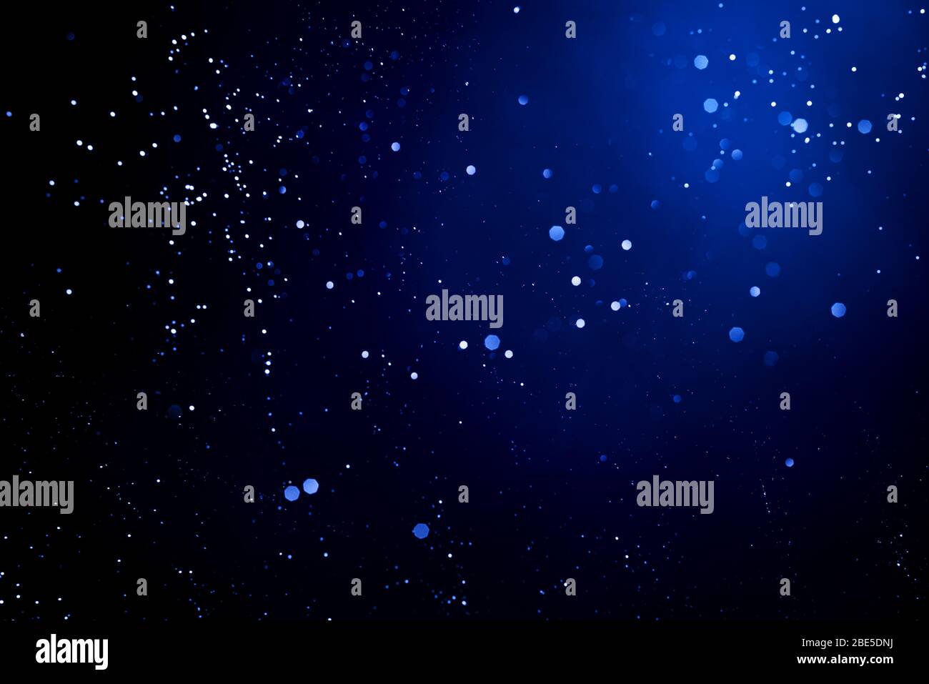 Sfondo astratto con particelle blu incandescenti. Foto Stock