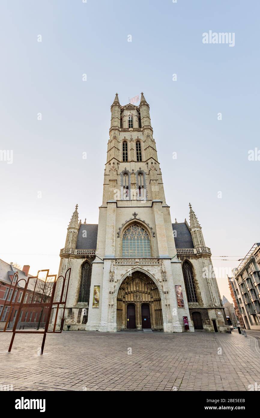 Gand, Belgio 9 aprile 2020 - la Cattedrale di San Bavo, una delle tre torri più famose della città Foto Stock