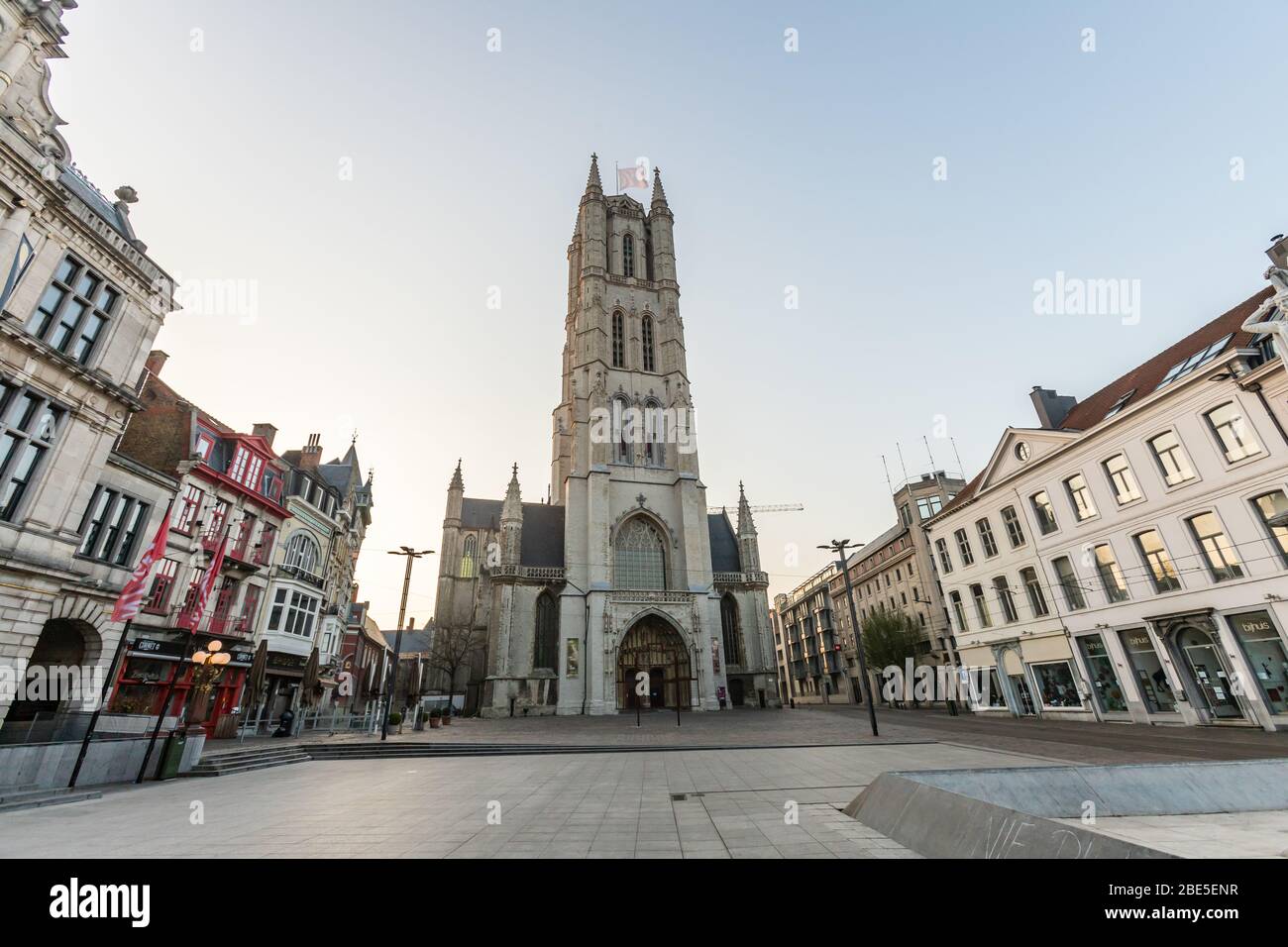 Gand, Belgio 9 aprile 2020 - la Cattedrale di San Bavo, una delle tre torri più famose della città Foto Stock