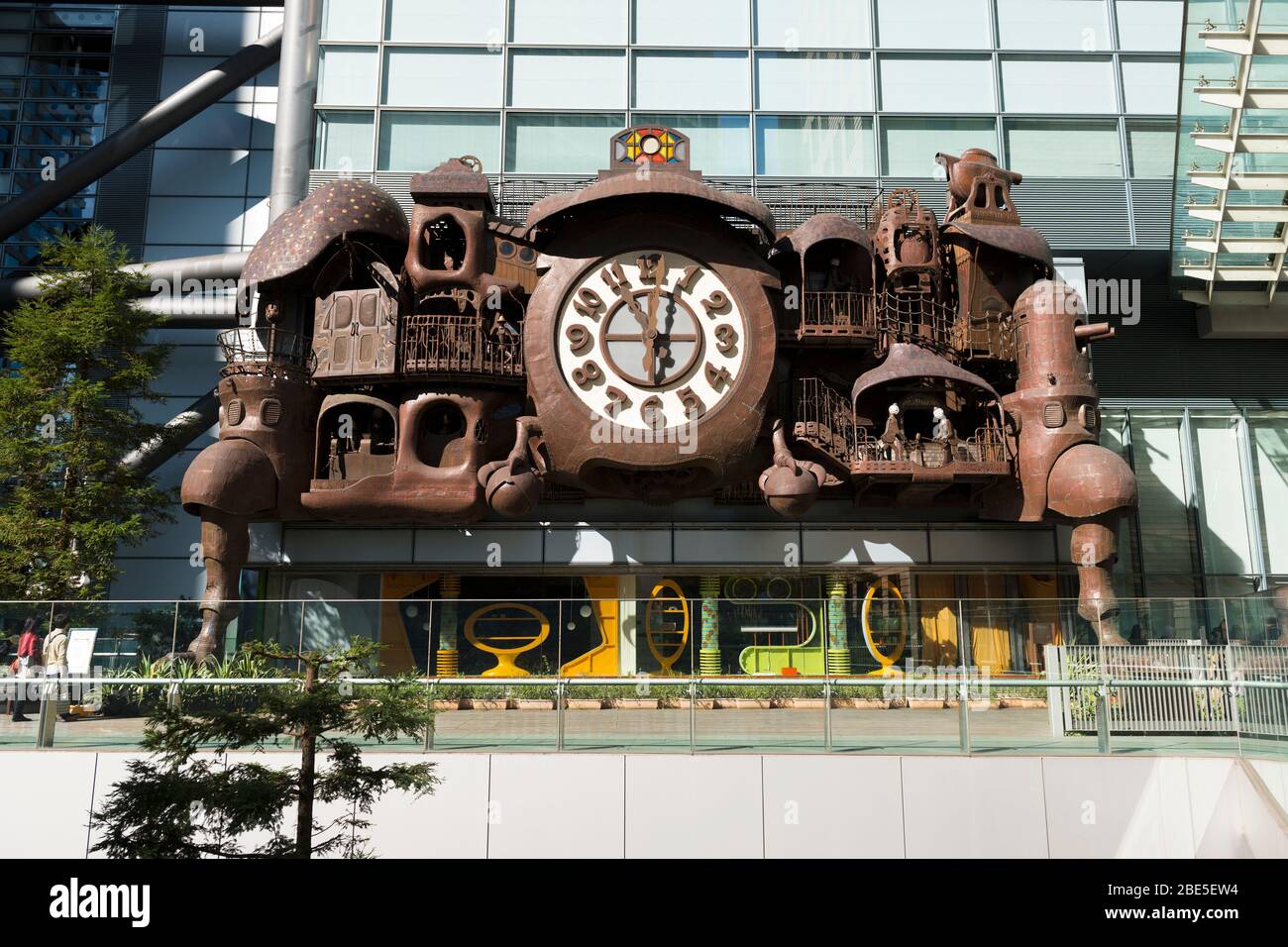 Hayao Miyazaki's Nittele Big Clock o Ghibli Clock fuori dalla sede della Nippon Television alla Torre Nittele, Shiodome, Minato-ku, Tokyo, Giappone Foto Stock