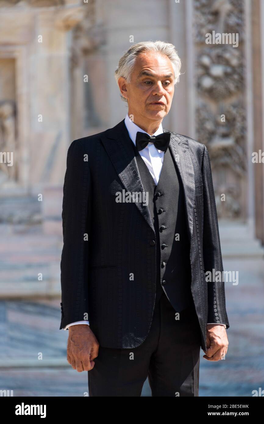 Duomo , Milano, Italia, 12 Apr 2020, Andrea Bocelli durante Andrea Bocelli al Duomo - Credit: LM/Daniele Cifalà/Alamy Live News Foto Stock