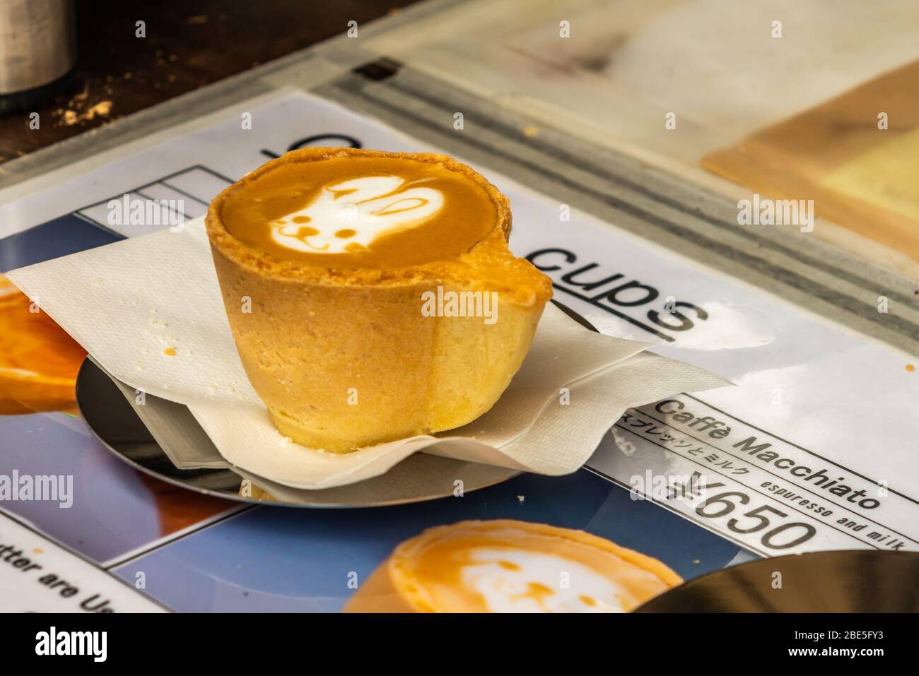 Takayama, Giappone: 27 ottobre 2019: Mercato mattutino di Hida Takayama Miyagawa. Tazza di caffè espresso Foto Stock