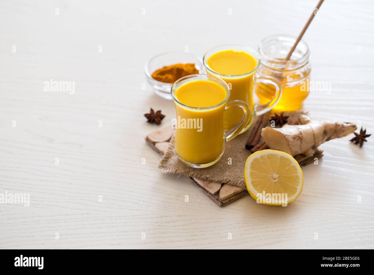 Bere il tè curcuma per il trattamento del coronavirus. Haldi speziato e sano Foto Stock