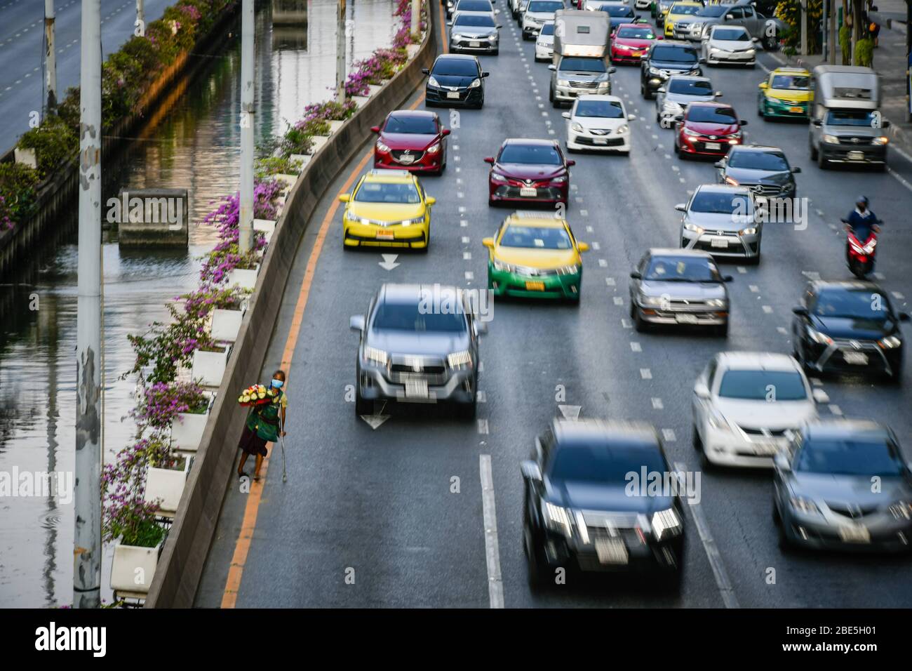 Bangkok, Thailandia. 3 Aprile 2020. Veicoli lungo la strada durante la pandemic del virus della corona. Il Ministero della sanità pubblica della Thailandia ha registrato 2,551 pazienti COVID-19, 1,218 recuperati e 38 morti. Credit: Amphol Thongmueangluang/SOPA Images/ZUMA Wire/Alamy Live News Foto Stock