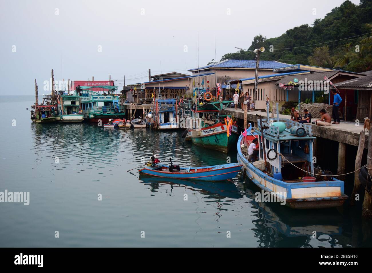 Antico villaggio di pescatori in legno con barche in Thailandia Foto Stock