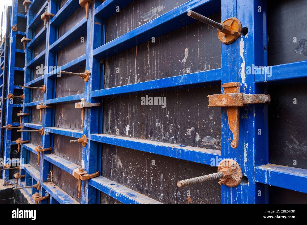 Pronto per lavori di calcestruzzo nella costruzione di un edificio in calcestruzzo. Casseforme per calcestruzzo. Foto Stock