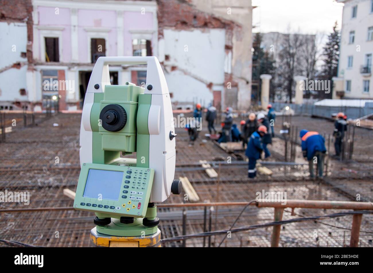 Costruzione teodolite sul sito durante la costruzione dell'edificio. Apparecchiature di misurazione nel cantiere. Foto Stock