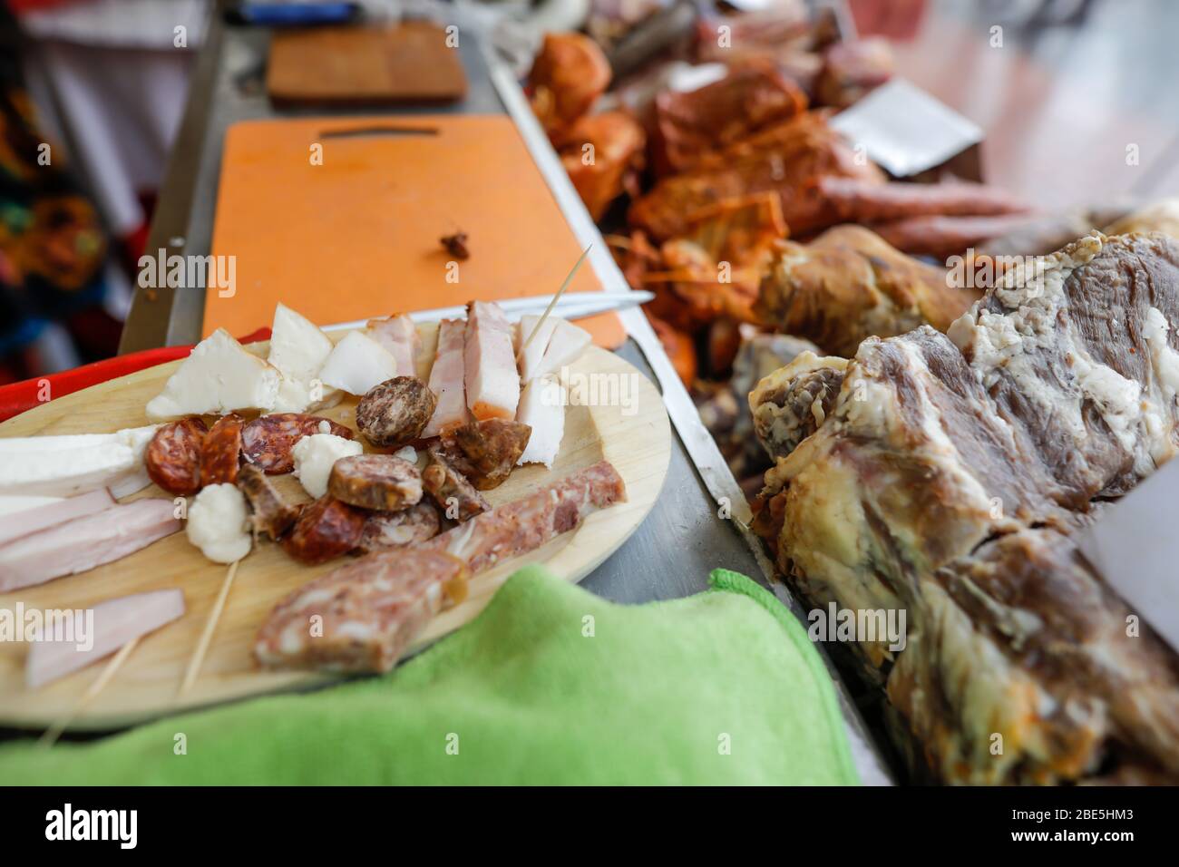 Immagine di profondità di campo (fuoco selettivo) con prodotti tradizionali rumeni a base di carne, principalmente di maiale, in esposizione in un mercato. Foto Stock