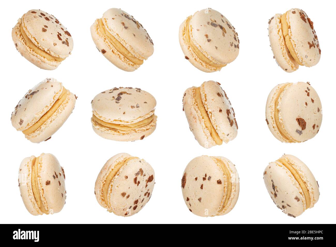Macro foto di macaroon beige francese isolato su sfondo bianco, sentiero di ritaglio. Foto Stock