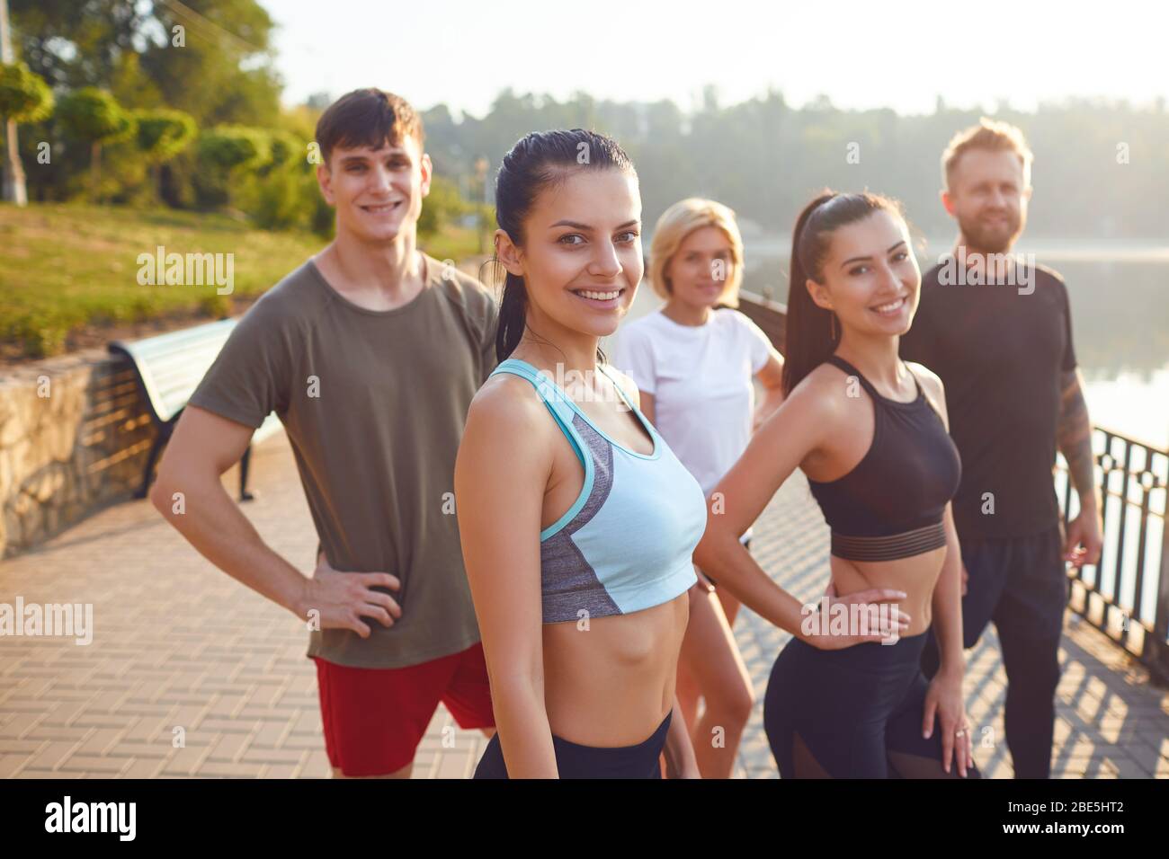 Un gruppo di sportivi che si allenano nel parco. Foto Stock