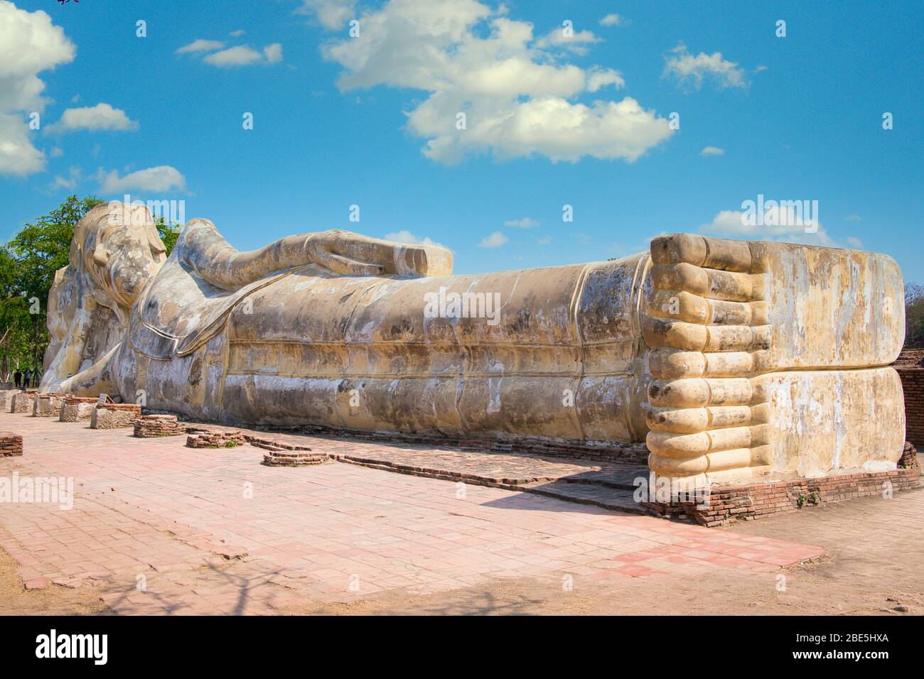 Grande Buddha reclinato a Wat Lokayasutharam, Ayutthaya, Thailandia Foto Stock