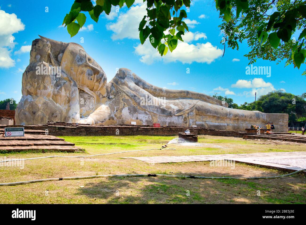 Grande Buddha reclinato a Wat Lokayasutharam, Ayutthaya, Thailandia Foto Stock